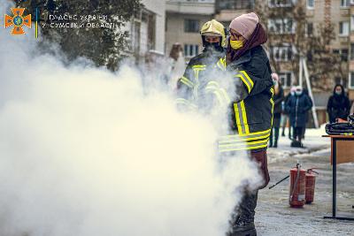 В Сумской школе педагогов учили тушить пожар
