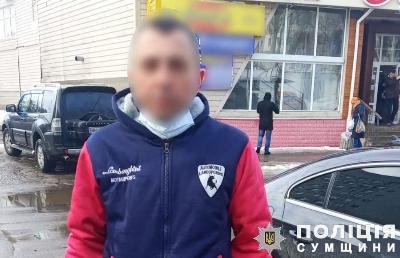 В Сумах мужчина совершил хулиганские действия в отношении Госфлага Украины
