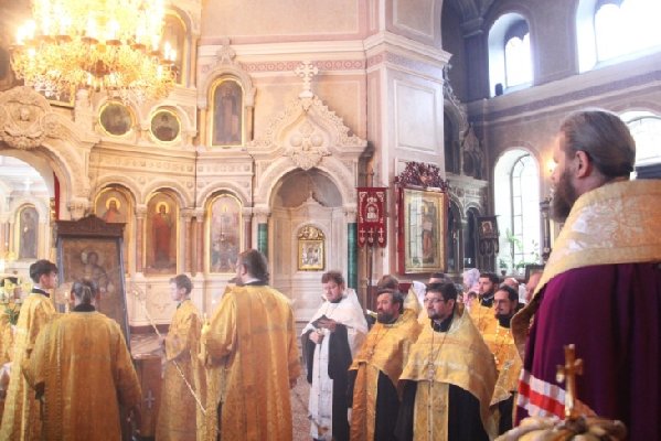 Архиепископ Евлогий совершил акафистное пение перед чудотворным образом