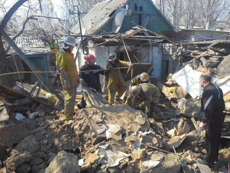 Эксперты устанавливают причину мощного взрыва дома в Лебедине