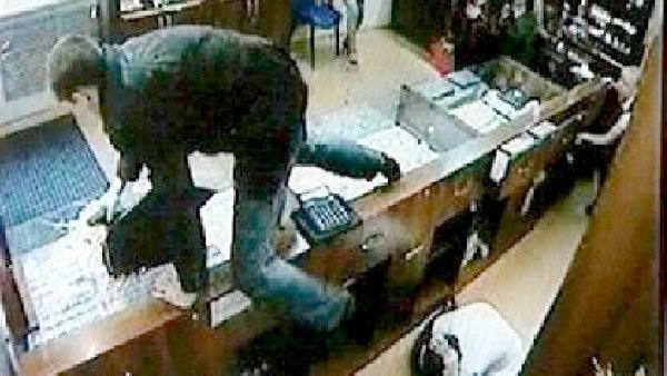 В Сумах двое неизвестных преступников ограбили ювелирный магазин