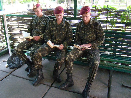 В Тростянце собирают книги для военнослужащих