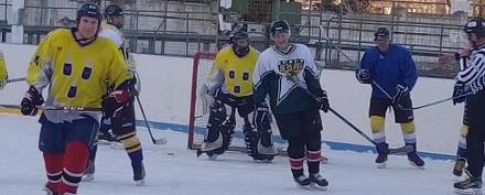 В Сумах сыграли товарищеский хоккейный матч среди ветеранов