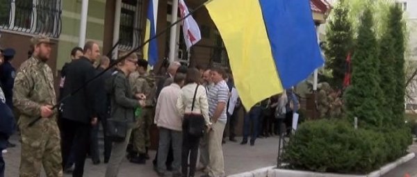 Активисты пришли под стены прокуратуры поддержать депутата Сумского горсовета Семена Салатенко