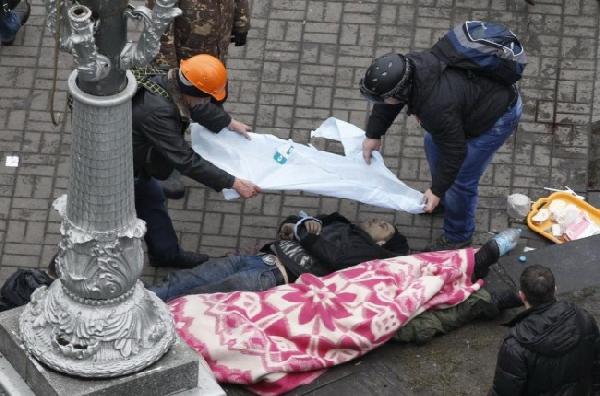Неизвестный стрелок расстреливает митингующих на ул. Институтсткая в Киеве (видео)
