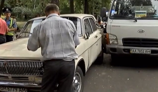 На Петропавловской эвакуатор столкнулся с легковым автомобилем