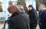 Геннадий Минаев, которого не пустили на похороны Алексея Братушко, уходит по ул. Соборная