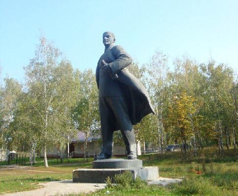 В Сумах снесли памяник Ленину (видео)