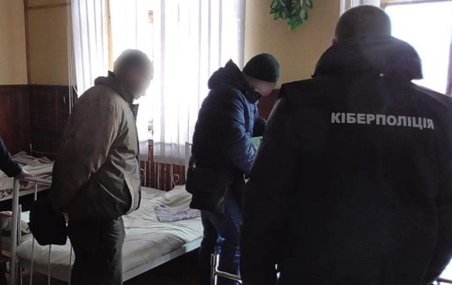 В Сумах заключенные выманивали деньги у украинцев
