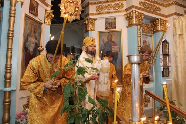 Богослужение в Петропавловском храме в престольный праздник
