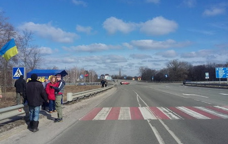 Конотопские "свободовцы" блокируют движение российских грузовиков на трассе "Киев-Москва"