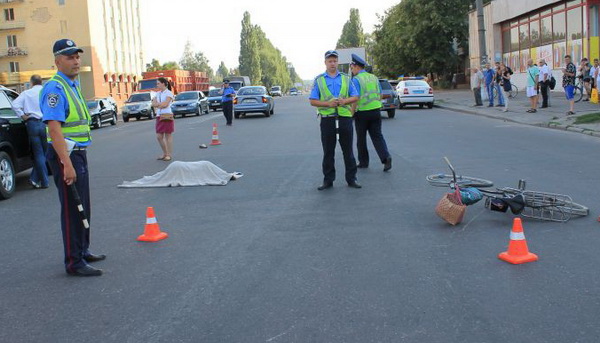 В Сумах водитель Kia Sorento совершил смертельный наезд на велосипедистку