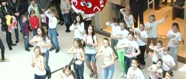 Волонтеры акции «Сердце к сердцу» зажигали сумчан танцевальным флешмобом