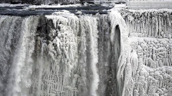 Замёрз самый большой Ниагарский водопад 