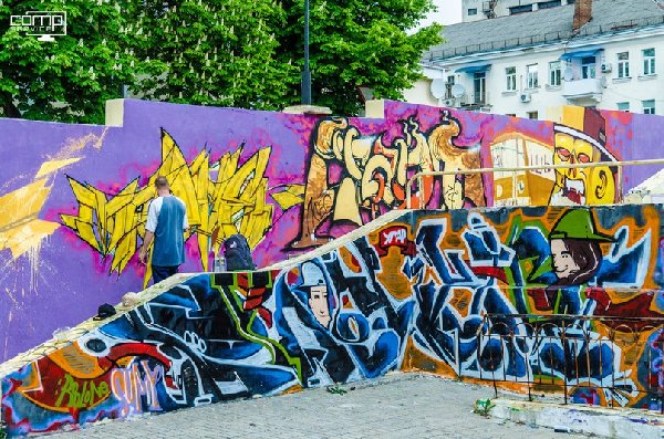 В Сумах творят мастера граффити из трех стран мира