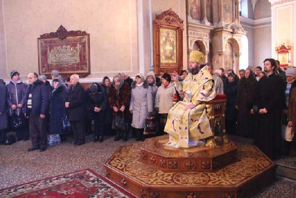 Архиепископ Евлогий возглавил воскресные богослужения