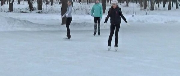 Прохладная погода, мороз и снег снова вернули к жизни катки для катания на коньках в городе Сумы