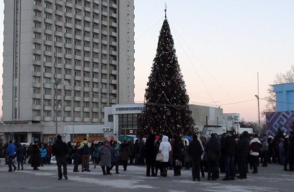 В Сумах на площади Независимости начали монтировать новогоднюю елку