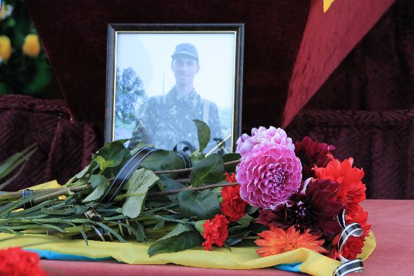 Сегодня в Сумах прощались с погибшим в АТО воином Александром Самосадовым