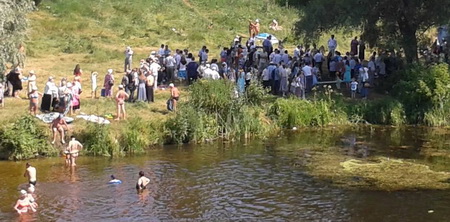 В Сумах прошло массовое крещение верующих-евангелистов
