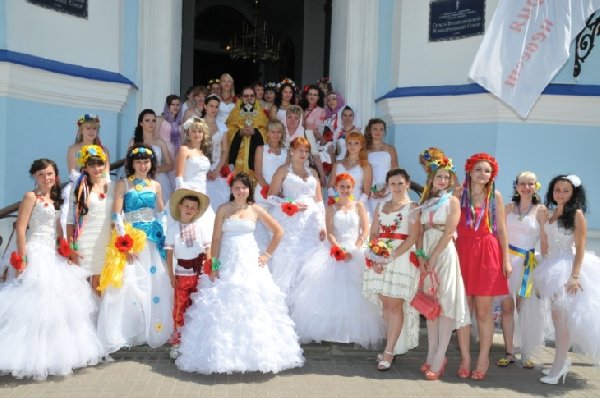 Участницы парада невест совершили молитву о мире в Украине