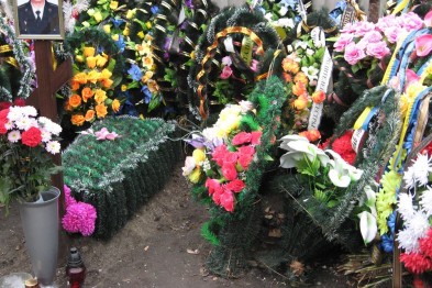 На Центральном кладбище осквернили могилы погибших воинов