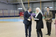 Геннадий Минаев вручает награды Сумского городского совета преподавателям УАБД