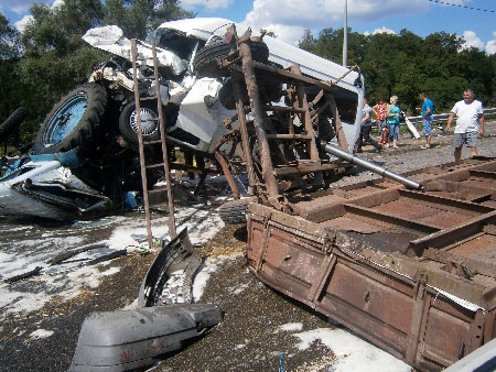 В Сумской области один человек погиб при столкновении трактора с микроавтобусом