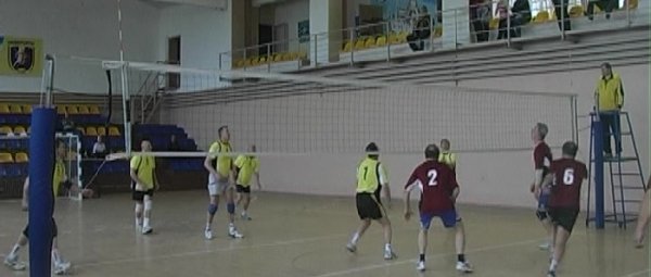 Областной турнир по волейболу среди ветеранов на днях состоялся в спортивном зале СумГУ